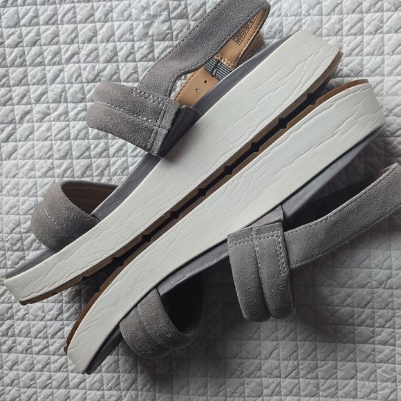 Ugg Lynden Suede Platform Shoes - Picture 6 of 12